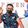 Wabup Kuningan saat disuntik vaksin Sinovac.